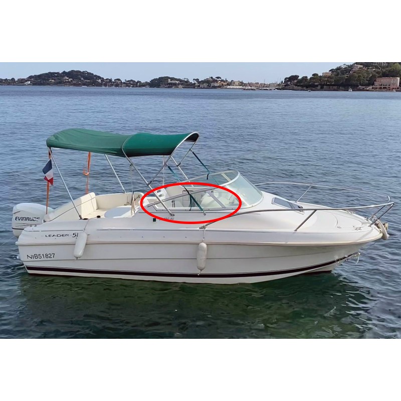 Windshield on each side of Leader 550 Jeanneau