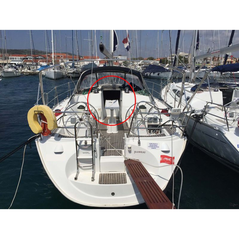 Puerta de acceso del Sun Odyssey 40