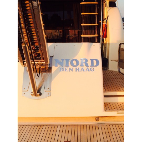 Nombre del barco en relieve